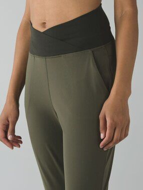 NWT Lululemon Women's Sunset Salutation Crop Fatigue Green Gator Green 4